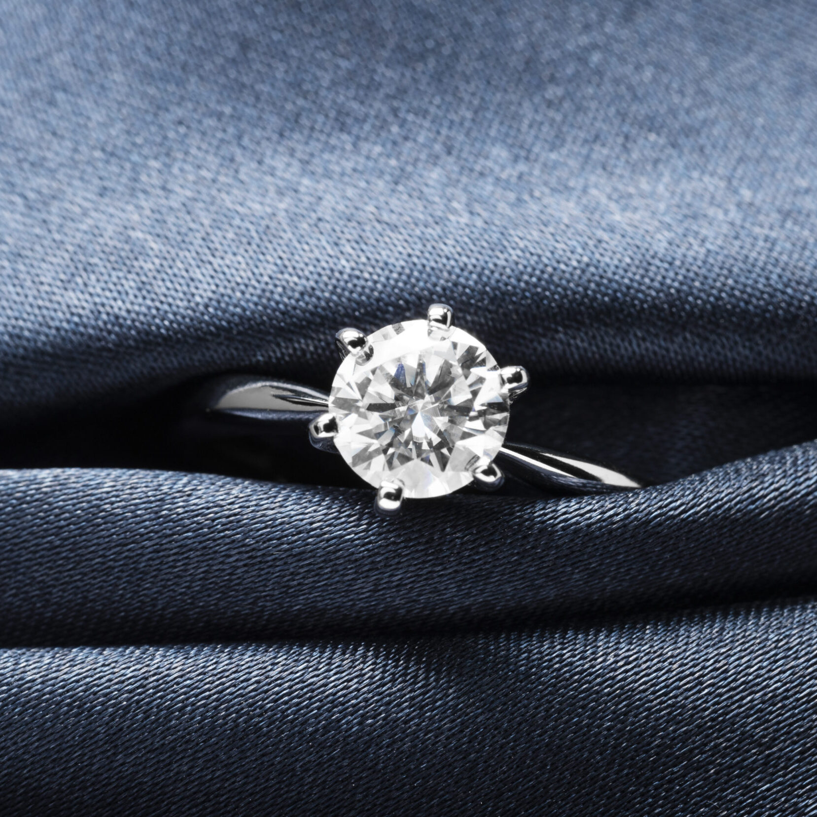 hermoso-anillo-de-compromiso-con-diamantes (1) hermoso-anillo-de-compromiso-con-diamantes (1)